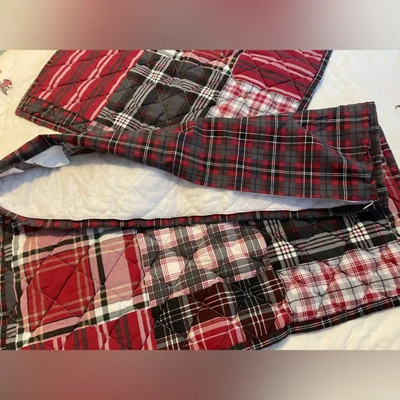 Holiday-Themed Patchwork Quilt - Picture 3 of 7